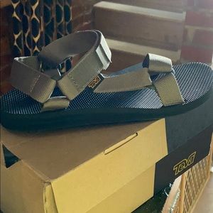 New Teva  Men’s size 9/ women’s 11 Grey